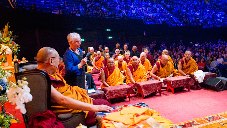 Паула де Виджс приветствует Его Святейшество Далай-ламу перед началом учения в конференц-центре «Ахой». Фото: Юрьен Донкерс.