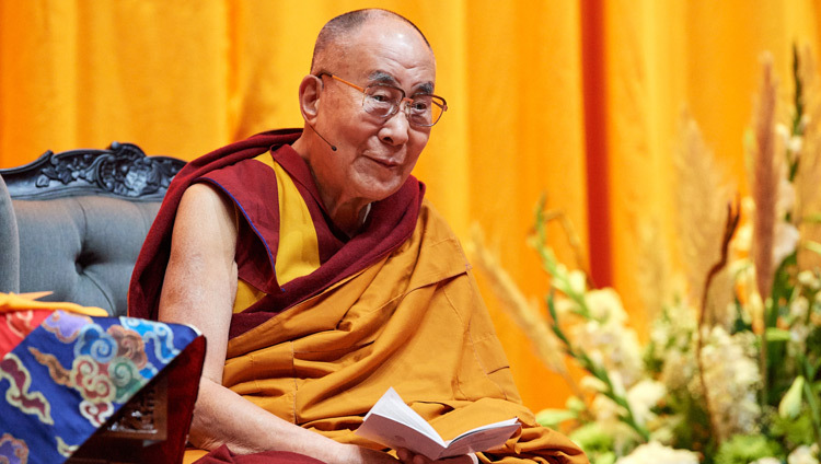 Его Святейшество Далай-лама дарует учение по поэме Геше Лангри Тангпы «Восемь строф о преобразовании ума». Фото: Оливье Адам. 