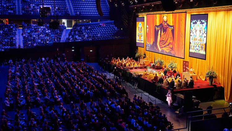 Вид на сцену конференц-центра «Ахой» во время учения Его Святейшества Далай-ламы. Фото: Оливье Адам.