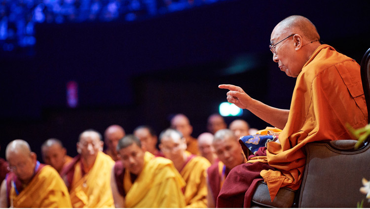 Его Святейшество Далай-лама дарует учение в конференц-центре «Ахой». Фото: Оливье Адам.