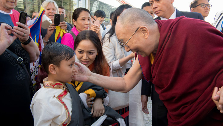 По прибытии в отель Его Святейшество Далай-лама тепло приветствует маленького мальчика. 18 сентября 2018 г. Фото: Мануэль Бауэр.