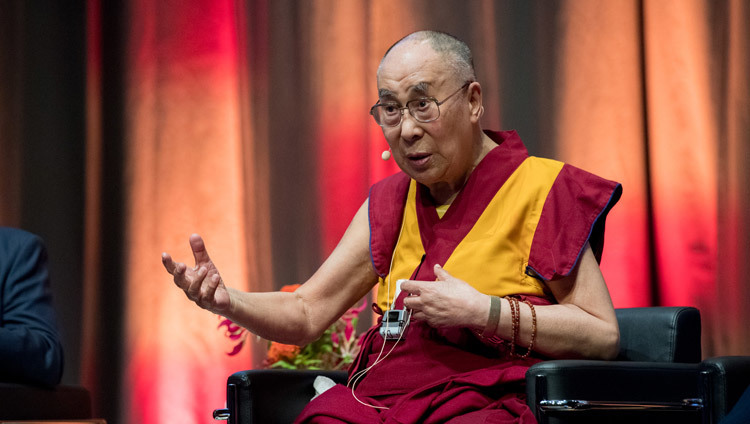 Его Святейшество Далай-лама выступает с обращением во время обсуждения, посвященного ненасилию. Фото: Мануэль Бауэр.