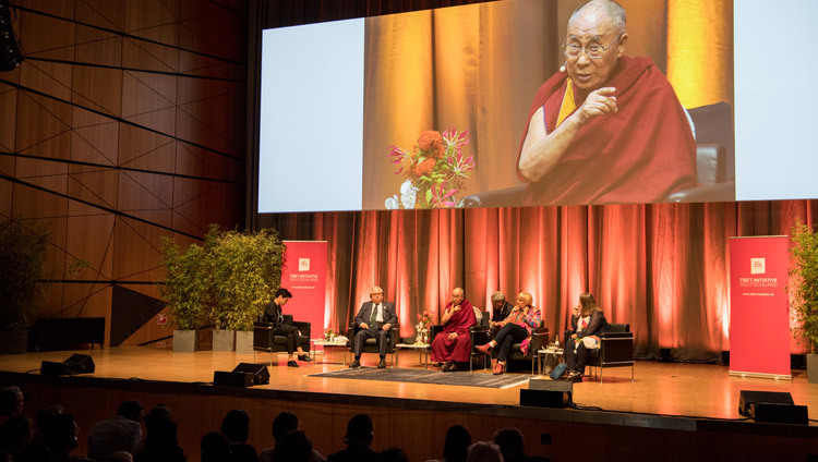 Его Святейшество Далай-лама отвечает на вопросы модератора Дуньи Хаяли во время обсуждения, посвященного ненасилию. Фото: Мануэль Бауэр.