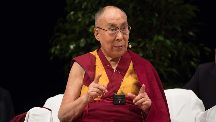 Его Святейшество Далай-лама выступает с обращением во время обсуждения «Счастье и ответственность». Гейдельберг, Германия. Фото: Мануэль Бауэр.