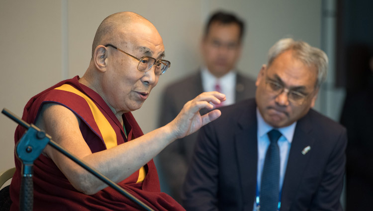 Его Святейшество Далай-лама дает пресс-конференцию в своем отеле в Цюрихе. Фото: Мануэль Бауэр.
