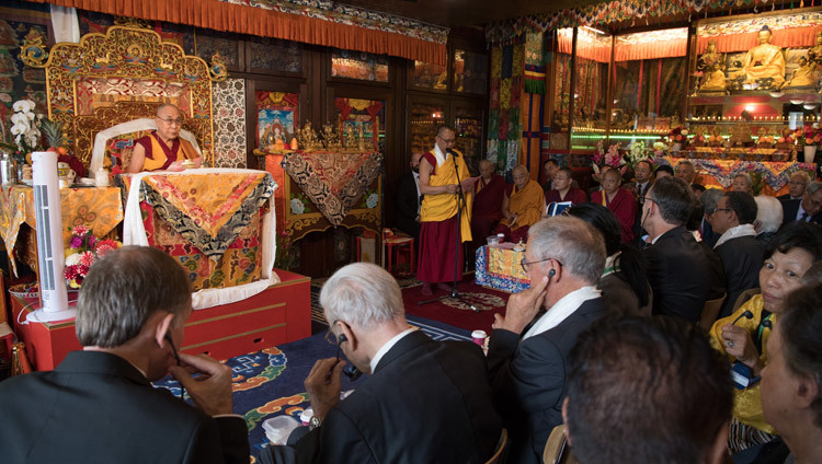 Настоятель монастыря в Риконе досточтимый Тхуптен Легмон приветствует Его Святейшество Далай-ламу в начале церемонии празднования 50-летия Тибетского института. Фото: Мануэль Бауэр.