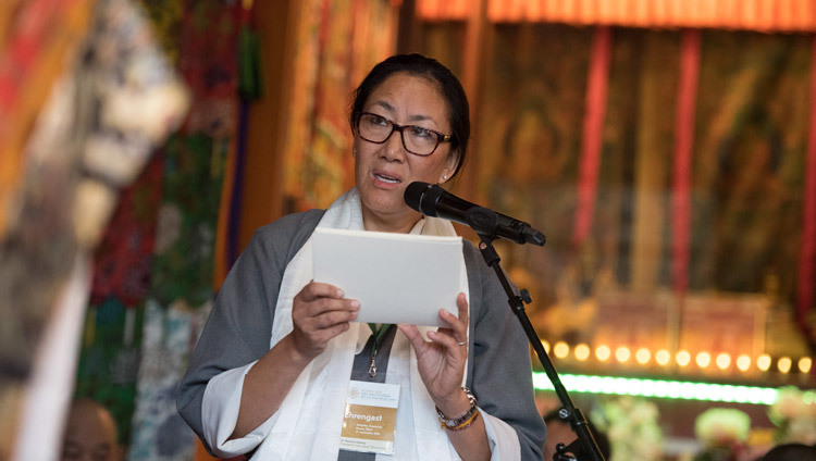 Карма Долма Лобсанг, президент Тибетского института в Риконе, выступает с обращением во время церемонии празднования 50-летия института. Фото: Мануэль Бауэр.