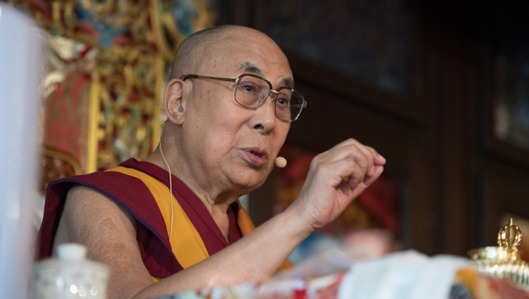 Его Святейшество Далай-лама обращается к слушателям, собравшимся в зале и на площадке перед храмом, во время церемонии празднования 50-летия Тибетского института в Риконе. Фото: Мануэль Бауэр.