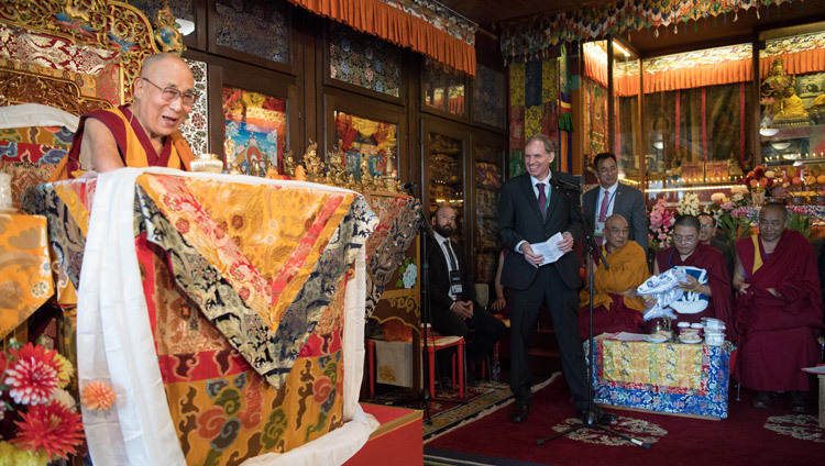 Его Святейшество Далай-лама шутит после того, как управляющий директор Тибетского института в Риконе Филип Хепп произнес слова благодарности по завершении церемонии празднования 50-летия института. Фото: Мануэль Бауэр.