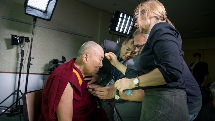 Его Святейшество Далай-лама готовится дать интервью исламоведу и журналистке Амире Хафнер-Аль Джабаджи. Фото: Мануэль Бауэр.