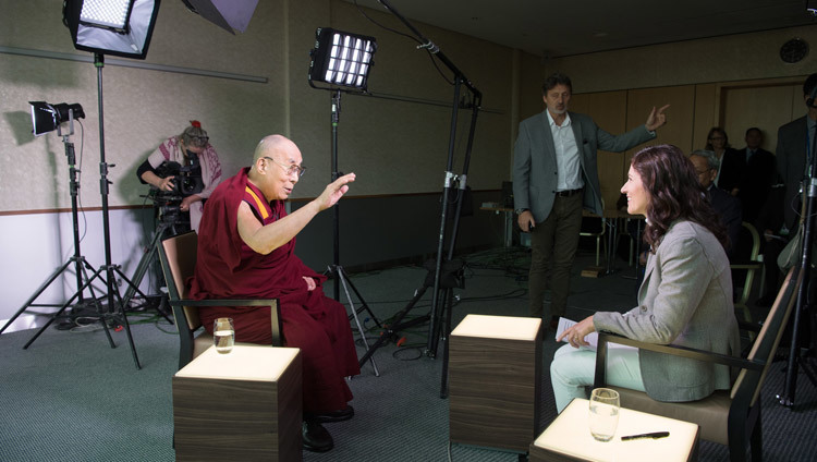 Исламовед и журналистка Амира Хафнер-Аль Джабаджи берет у Его Святейшества Далай-ламы интервью для швейцарского телевидения. Фото: Мануэль Бауэр.