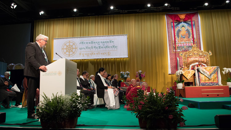 Мэр Винтертура Михаэль Кунцле выступает с обращением в ходе церемонии празднования 50-летия Тибетского института в Риконе. Винтертур, Швейцария. Фото: Мануэль Бауэр.