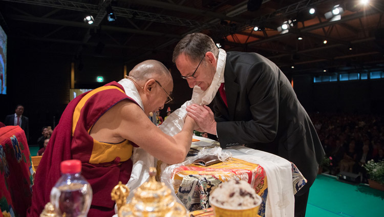 Его Святейшество Далай-лама благодарит Марио Фера, члена совета Цюрихского кантона и давнего друга Тибета, за участие в церемонии празднования 50-летия Тибетского института в Риконе. Винтертур, Швейцария. Фото: Мануэль Бауэр.