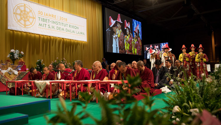 Во время церемонии празднования 50-летия Тибетского института в Риконе юные тибетцы исполняют песню, слова к которой сочинил настоятель монастыря Тхуптен Легмон. Винтертур, Швейцария. Фото: Мануэль Бауэр.