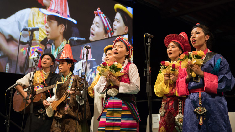 Артисты в традиционных нарядах всех трех провинций Тибета выступают во время церемонии празднования 50-летия Тибетского института в Риконе. Винтертур, Швейцария. Фото: Мануэль Бауэр.