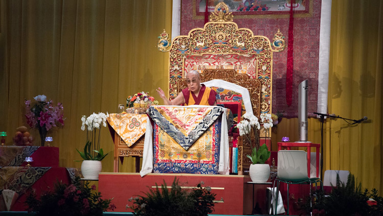 Его Святейшество Далай-лама выступает с обращением в ходе церемонии празднования 50-летия Тибетского института в Риконе. Винтертур, Швейцария. Фото: Мануэль Бауэр.