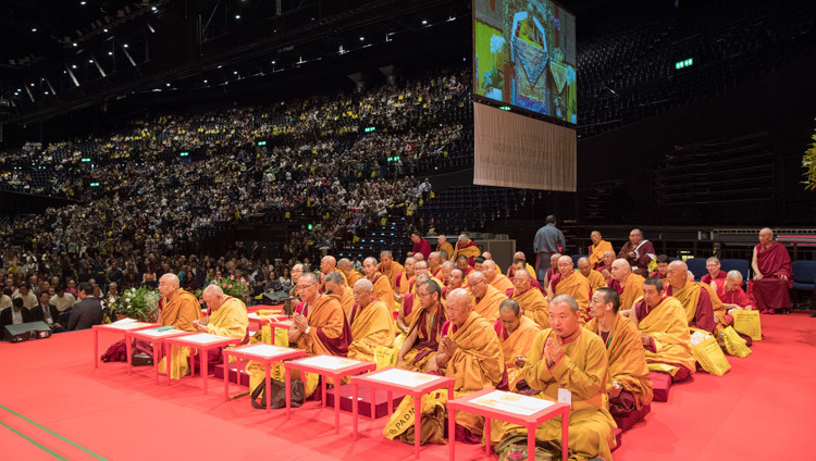 Старшие члены тибетской сангхи сидят на сцене во время учений Его Святейшества Далай-ламы. Фото: Мануэль Бауэр.