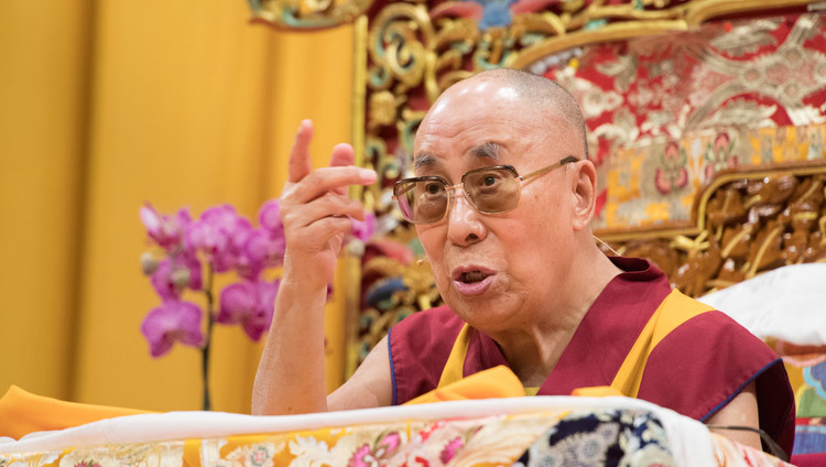 Его Святейшество Далай-лама читает вводную лекцию по буддизму в начале учений на арене «Халленштадион». Фото: Мануэль Бауэр.