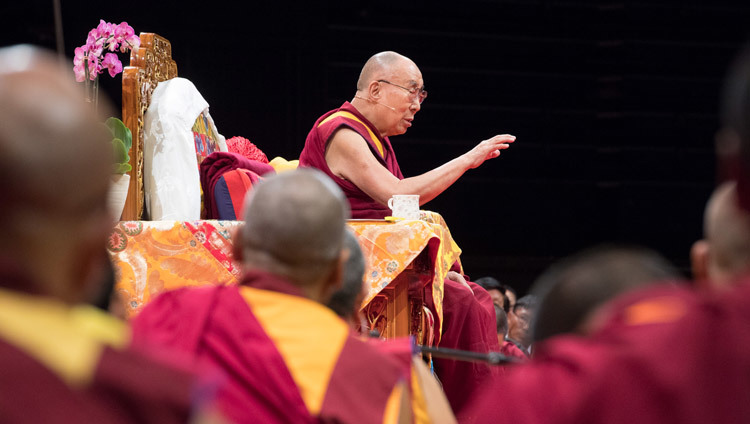Его Святейшество Далай-лама дарует наставления более чем 6000 тибетцев и сторонников Тибета. Фото: Мануэль Бауэр.
