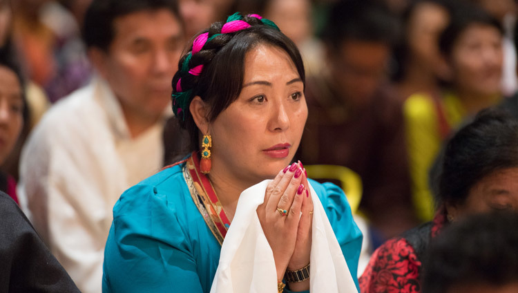 Одна из слушательниц во время встречи Его Святейшества Далай-ламы с более чем 6000 тибетцев и сторонников Тибета. Фото: Мануэль Бауэр.