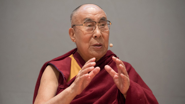 Его Святейшество Далай-лама выступает с обращением во время обсуждения «Общечеловеческие ценности и образование», организованного в Цюрихском университете прикладных наук. Винтертур, Швейцария. Фото: Мануэль Бауэр.