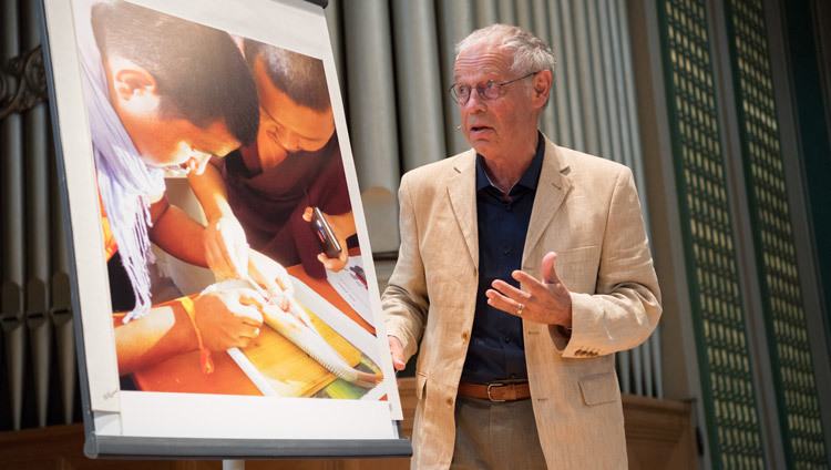 Доктор Рудольф Хоггер из Тибетского института в Риконе демонстрирует фотографию во время своего доклада в рамках обсуждения «Общечеловеческие ценности и образование». Винтертур, Швейцария. Фото: Мануэль Бауэр.