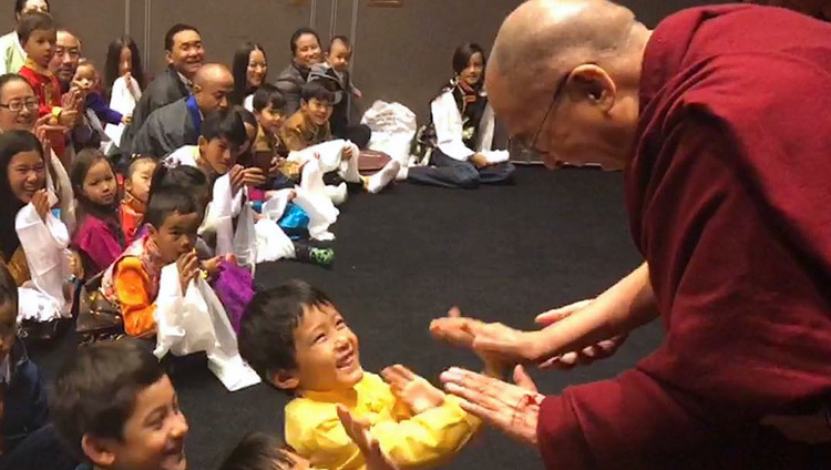 Его Святейшество Далай-лама шутливо приветствует детей по прибытии на встречу с тибетцами, живущими в скандинавских странах, и членами групп поддержки Тибета. Фото: Цетен Самдуп.