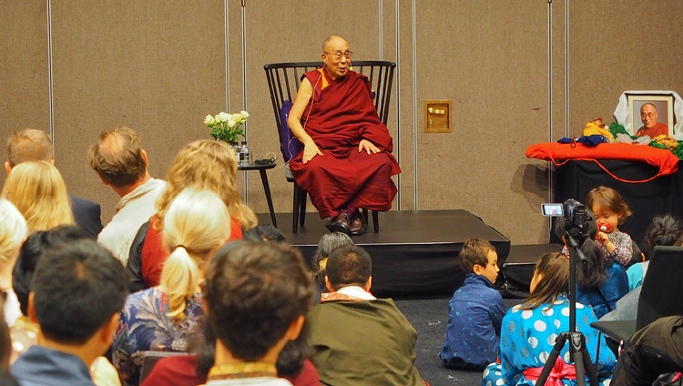 Его Святейшество Далай-лама дарует наставления тибетцам, живущим в скандинавских странах, и членам групп поддержки Тибета. Фото: Джереми Рассел.