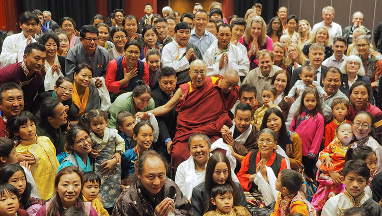 По завершении встречи Его Святейшество Далай-лама фотографируется с тибетцами и членами групп поддержки Тибета. Фото: Джереми Рассел.