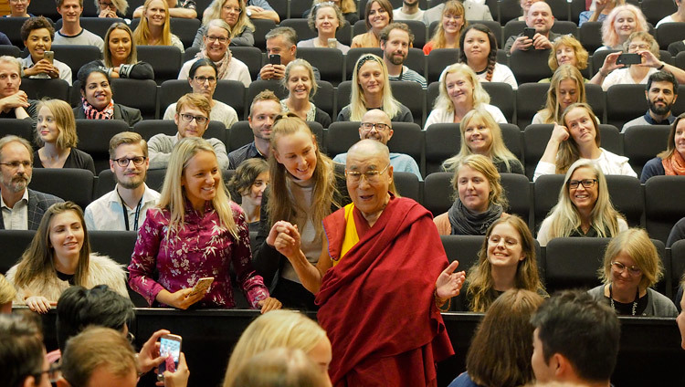 По завершении лекции в университете Мальмё Его Святейшество Далай-лама фотографируется со слушателями. Фото: Джереми Рассел.
