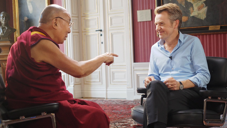 Его Святейшество Далай-лама дает интервью ведущему ток-шоу на скандинавском телевидении Фредрику Скавлану. Фото: Джереми Рассел.