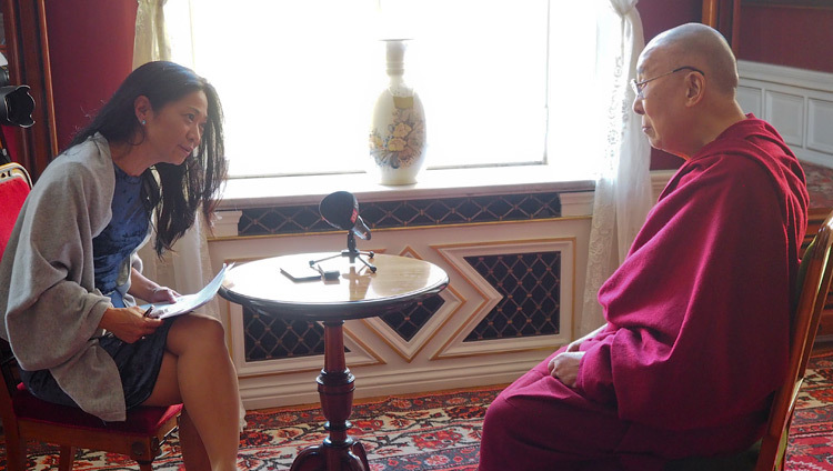 Джоанна Солдерт из новостного журнала «DI-Weekend» берет интервью у Его Святейшества Далай-ламы. Фото: Джереми Рассел.