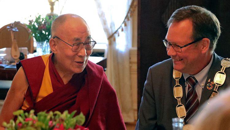 Его Святейшество Далай-лама встречается за обедом с мэром Мальмё. Фото: Джереми Рассел.