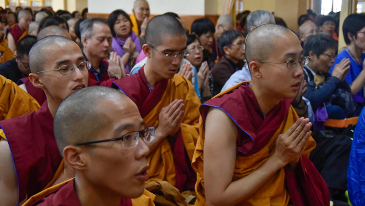 Буддисты из Тайваня, собравшиеся в главном тибетском храме, возносят молитвы перед началом учений Его Святейшества Далай-ламы. Фото: Тензин Пхенде/Департамент информации и международных отношений ЦТА.
