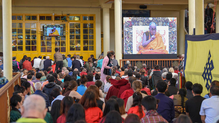 Верующие, собравшиеся во дворе главного тибетского храма, смотрят прямую трансляцию учений Его Святейшества Далай-ламы. Фото: Тензин Пхенде/Департамент информации и международных отношений ЦТА.