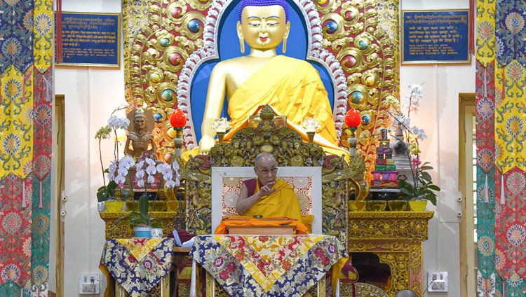Его Святейшество Далай-лама дарует учения в главном тибетском храме. Фото: Тензин Пхенде/Департамент информации и международных отношений ЦТА.