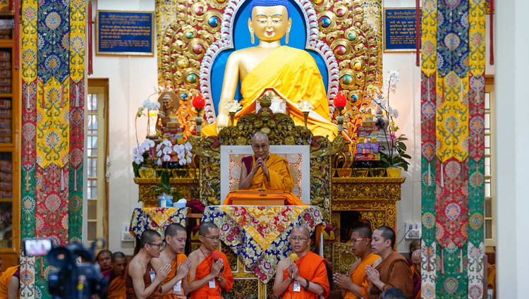 Тайские монахи читают Мангалу-сутту на языке пали в начале второго дня учений Его Святейшества Далай-ламы в главном тибетском храме. Фото: дост. Тензин Джампхел.