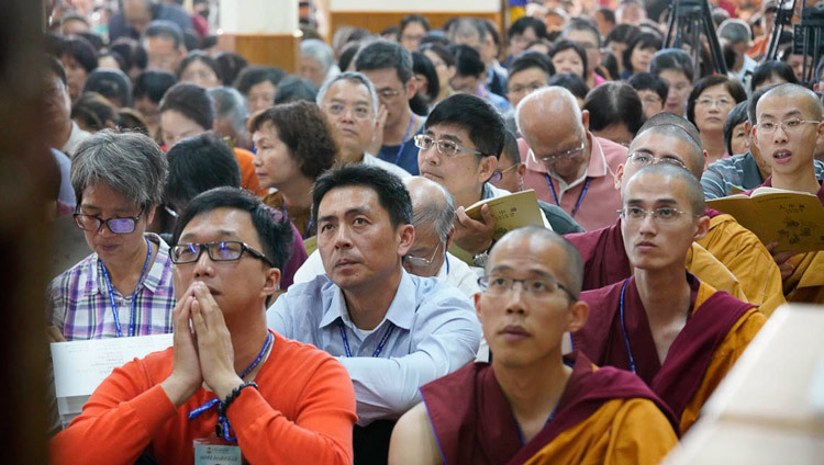 Буддисты из Тайваня слушают учения Его Святейшества Далай-ламы в главном тибетском храме. Фото: дост. Тензин Джампхел.