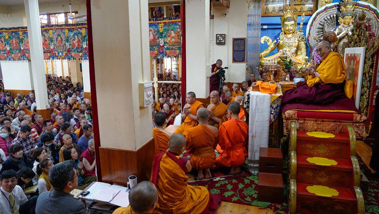 Тайские монахи читают Мангалу-сутту на языке пали в начале третьего дня учений Его Святейшества Далай-ламы в главном тибетском храме. Фото: дост. Тензин Джампхел.