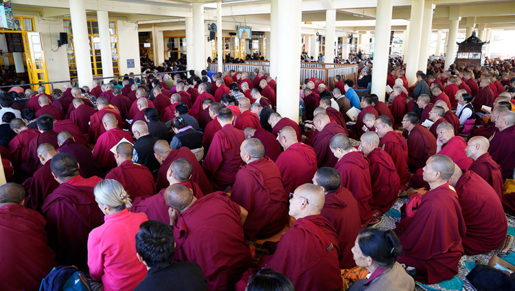 Некоторые из более чем 6000 верующих, собравшихся в главном тибетском храме на учения Его Святейшества Далай-ламы. Фото: дост. Тензин Джампхел.