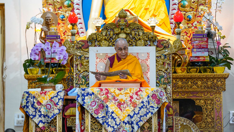 Его Святейшество Далай-лама читает строфы из сочинения Чандракирти «Мадхьямака-аватара» во время третьего дня учений в главном тибетском храме. Фото: дост. Тензин Джампхел.