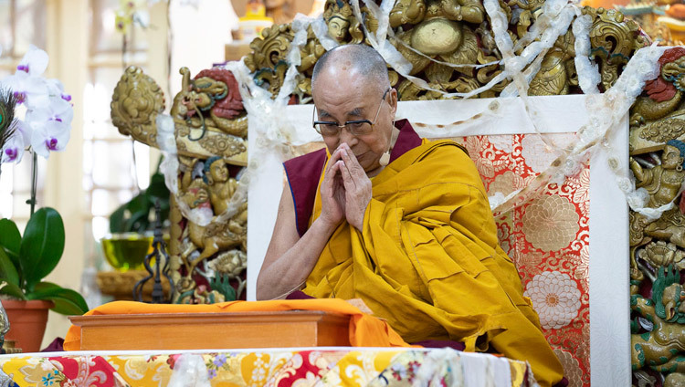 В начале заключительного дня учений, организованных по просьбе тайваньских буддистов, Его Святейшество Далай-лама проводит подготовительные церемонии для разрешения на практику Авалокитешвары, освобождающего живых существ из низших миров. Фото: дост. Тензин Джампхел.