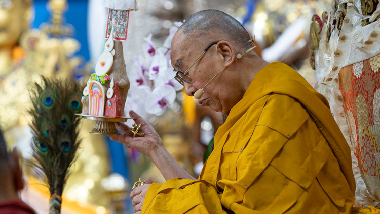 Его Святейшество Далай-лама дарует разрешение на практику Авалокитешвары, освобождающего живых существ из низших миров. Фото: дост. Тензин Джампхел.