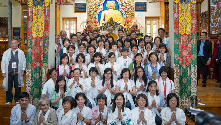 По завершении учений Его Святейшество Далай-лама фотографируется с группами более чем 1000 тайваньских буддистов. Фото: дост. Тензин Джампхел.