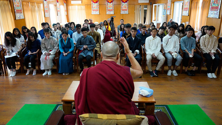 Его Святейшество Далай-лама обращается к старшеклассникам из школы «Вудсток» во время встречи, организованной в его резиденции в Дхарамсале. Фото: дост. Тензин Джампхел.