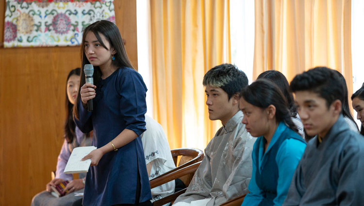 Одна из учениц школы «Вудсток» задает вопрос Его Святейшеству Далай-ламе. Фото: дост. Тензин Джампхел.
