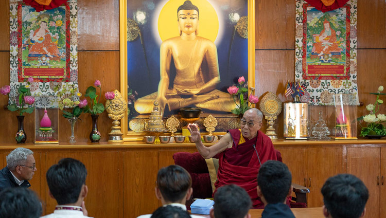 Его Святейшество Далай-лама дарует наставления старшеклассникам из школы «Вудсток» во время встречи, организованной в его резиденции в Дхарамсале. Фото: дост. Тензин Джампхел.