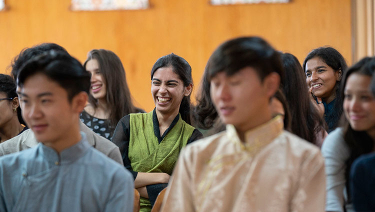 Ученики школы «Вудсток» смеются над шуткой Его Святейшества Далай-ламы во время встречи, организованной в его резиденции в Дхарамсале. Фото: дост. Тензин Джампхел.