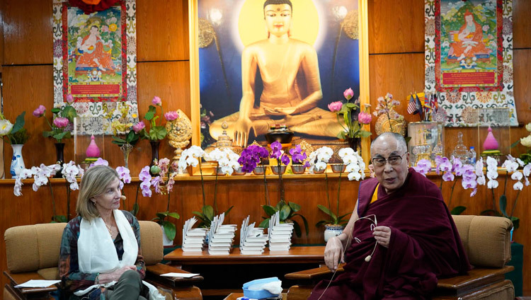Его Святейшество Далай-лама и президент Института мира США Нэнси Линдборг в начале встречи с участниками программы «Юные лидеры». Фото: дост. Тензин Джампхел.