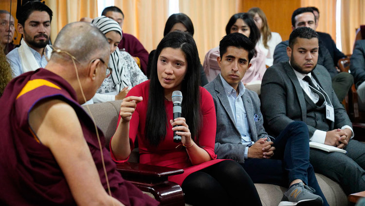 Одна из участниц программы «Юные лидеры» Института мира США задает вопрос Его Святейшеству Далай-ламе во время встречи, организованной в его резиденции. Фото: дост. Тензин Джампхел.